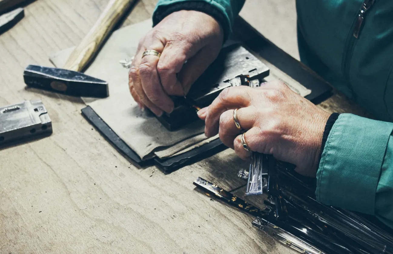 artigiano orafo al lavoro