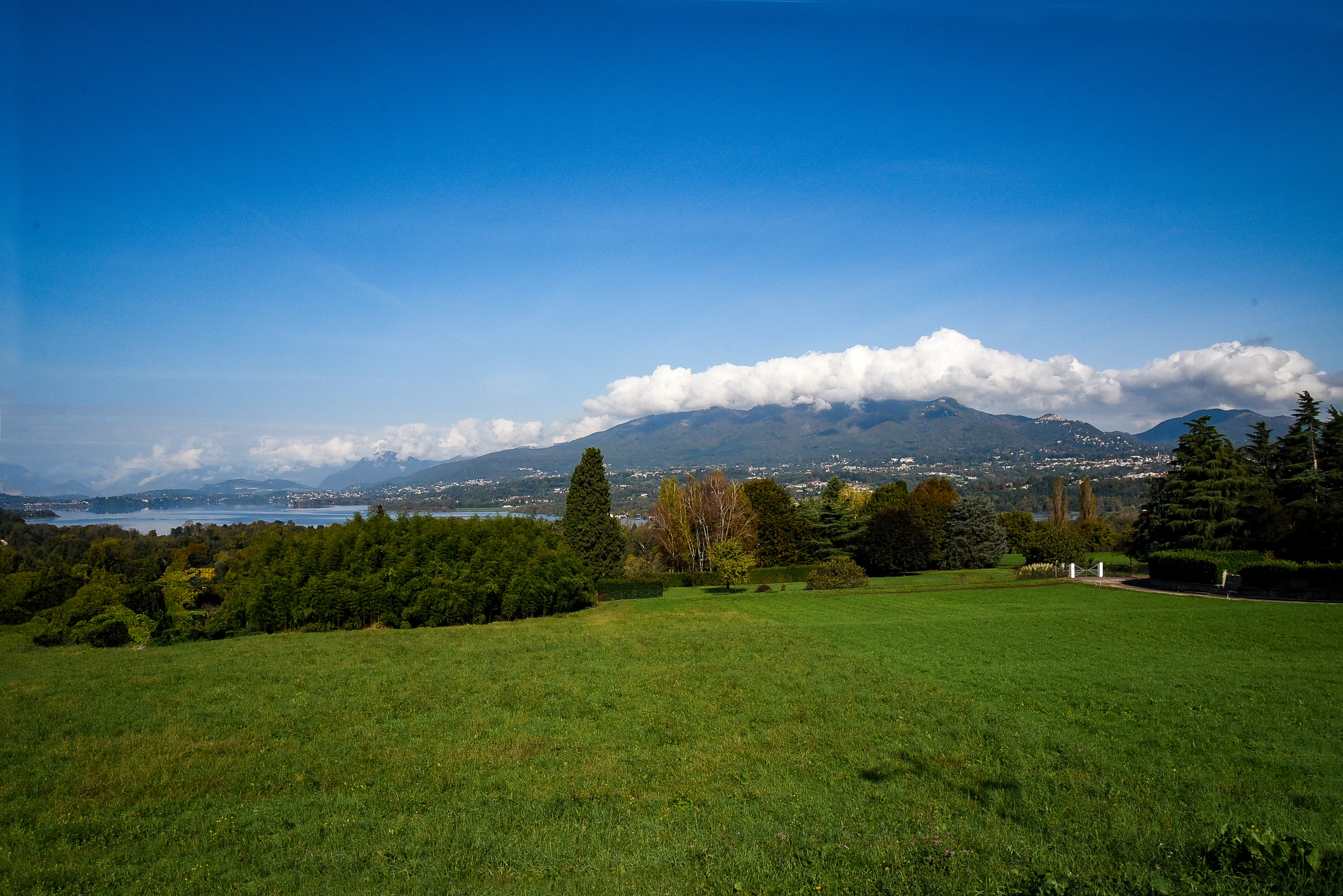 vista sul lago di Varese da belvedere di Azzate